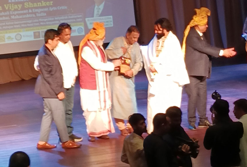 Guru Vijay Shanker Receives Bal Gangadhar Tilak Award